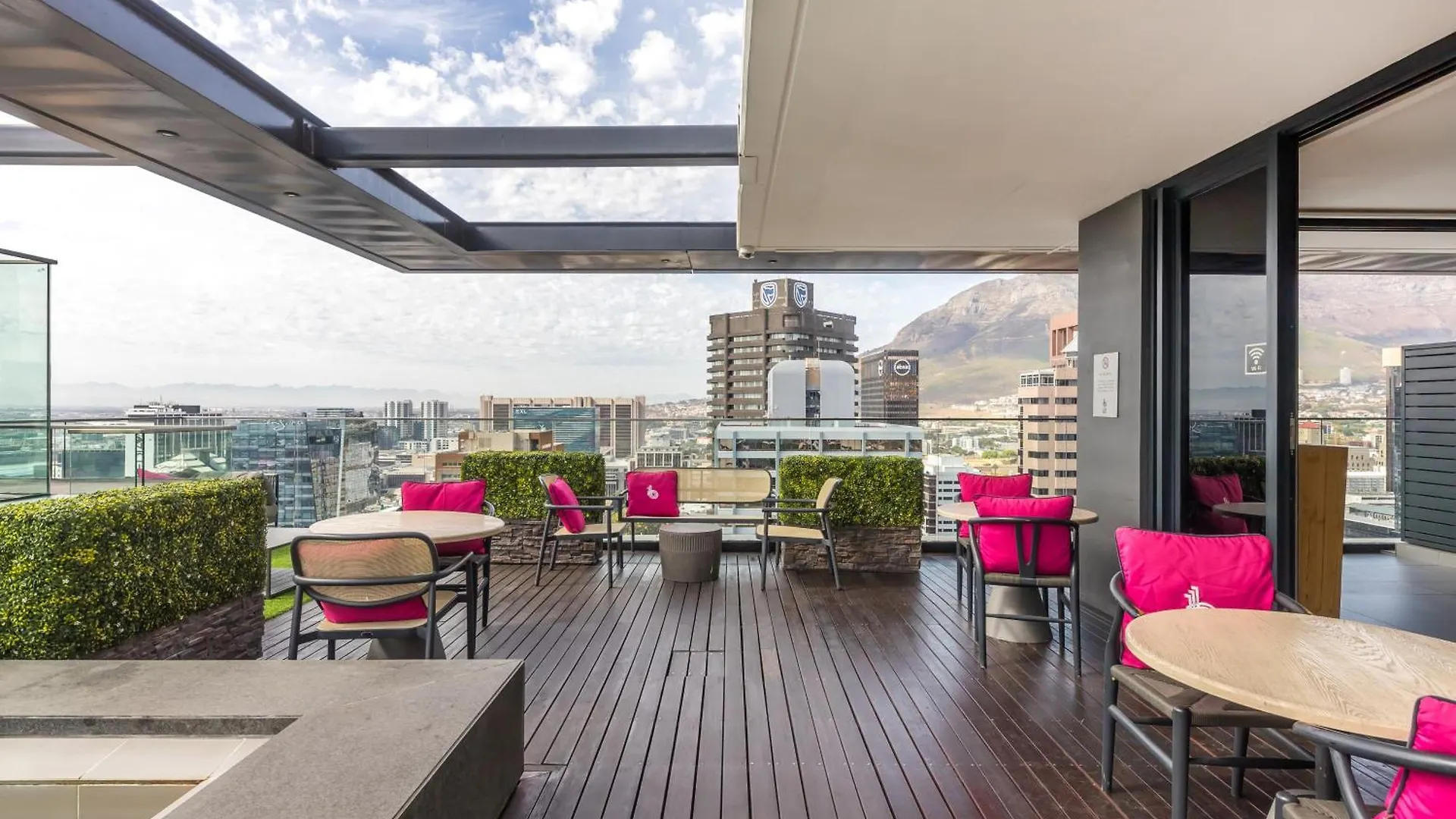 Stylish 20Th Floor Apartment With Rooftop Pool At 16Onbree Cape Town South Africa