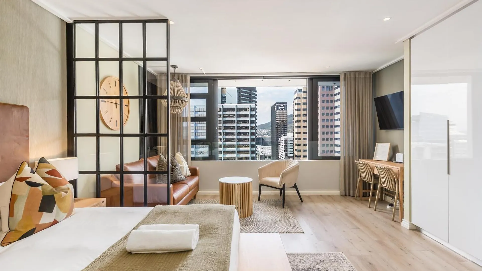 Stylish 20Th Floor Apartment With Rooftop Pool At 16Onbree Cape Town South Africa