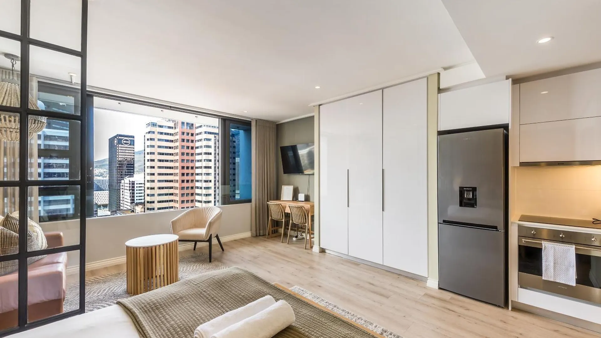 Stylish 20Th Floor Apartment With Rooftop Pool At 16Onbree Cape Town South Africa